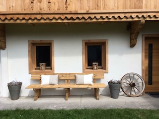 chalet_penzn_uderns_Hausansicht_Bank_vormhaus2