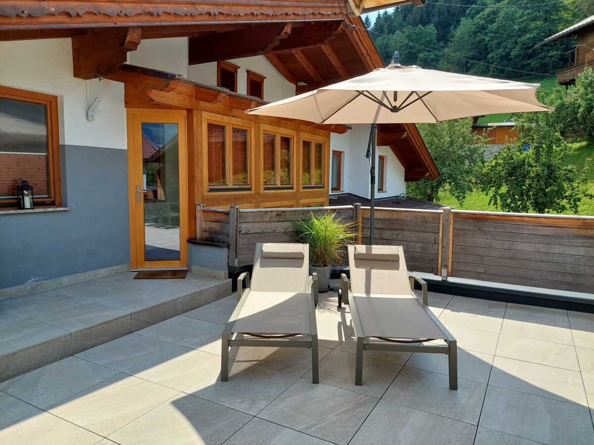 große Terrasse mit Liegemöglichkeiten