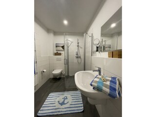 Bad mit Dusche und WC