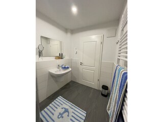 Bad mit Dusche und WC