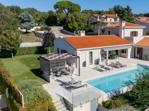 Villa moderna Efa con piscina