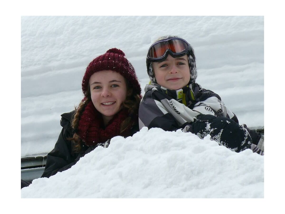 Glückliche Kinder im Schnee