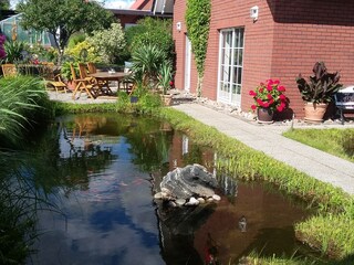 Im Hintergrund Ferienhaus