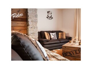 dazugehörenden Lounge mit Flachbildschirm und Sofa