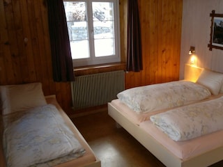 8.1 3 Bett Zimmer links