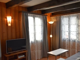 1.2 Wohnbereich TV Chalet Antika