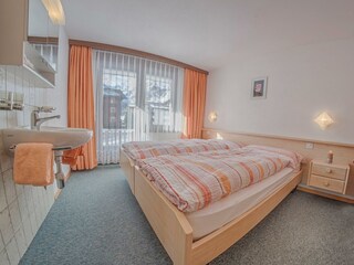 Bergrose 3 Zimmerwohnung Schlafzimmer mit Lavabo01