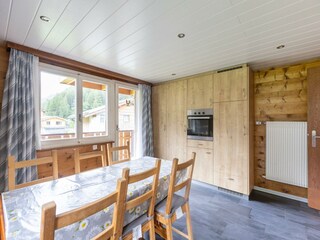 Küche mit Küchentisch und Blick auf en Balkon