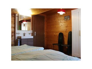 Schlafzimmer 1a mit Waschbecken