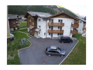 Sicht von oben mit Parkplatz