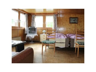 Schlafzimmer mit Wohnbereich und Gildsteinofen