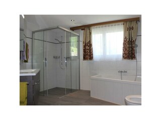 grosses Badezimmer mit Eckbadewanne, Dusche und WC