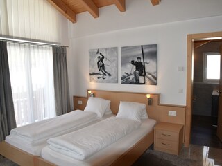 5.3 Doppelschlafzimmer Eingang Dusche Cornelia DG