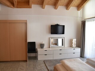 5.4 Doppelschlafzimmer mit TV
