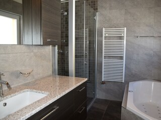 6.3 Dusche/Bad von Doppelzimmer Nr. 2