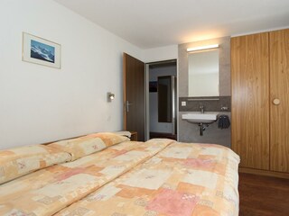 Doppelbettzimmer mit Lavabo