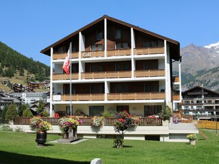 Aussenansicht-Ferienhaus-Apartment-Golf-Saas-Fee