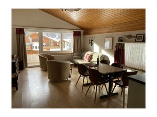 Wohnzimmer mit Ausblick und Esstisch