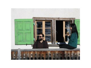 Draussen auf der eigenen Terrasse stein unten