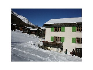 Hausbild Winter mit viel Platz zum spielen