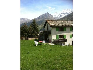 Hausbild Sommer mit grosser Wiese