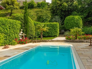 Pool mit Terrasse und Garten