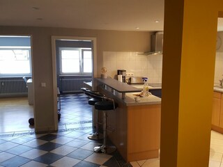 Blick zur offenen Küche