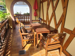 Balkon mit Holzmöbeln