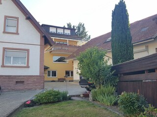Haus von aussen (gelb)