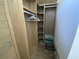 offener Kleiderschrank