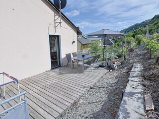 Unsere Aussenterrasse zum Weinberg