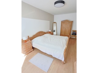 großes Schlafzimmer mit Doppelbett, TV