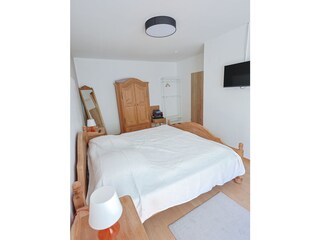 großes Schlafzimmer mit Doppelbett, TV