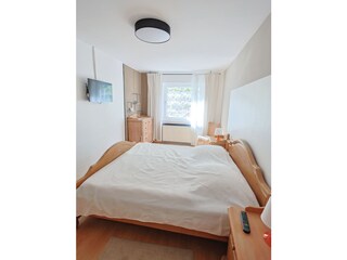 großes Schlafzimmer mit Doppelbett, TV