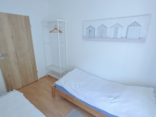 kleineres Schlafzimmer mit 2 Einzelbetten (0,80 x 2,00m