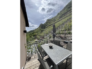 Unsere Aussenterrasse zum Weinberg mit Burgblick