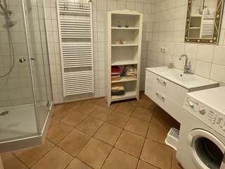 Bad oben mit Waschmaschine