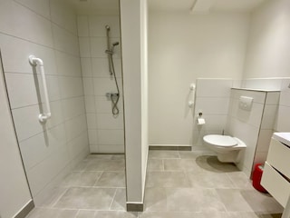 Bad unten  direkt neben Schlafzimmer