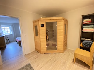Infrarotsauna direkt neben Schlafzimmer und Bad.