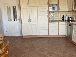 Küche mit zusätzlichem Esstisch