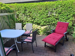 Die kleine, private Terrasse hinter dem Haus
