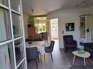Blick durch die offene Terrassentür ins Wohn-/Esszimmer