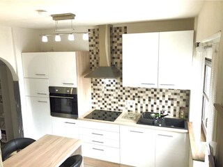 Küche mit Spülmaschine