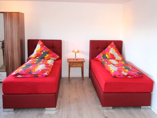 Kleiderschrank + Schlafbereich mit Boxspringbetten