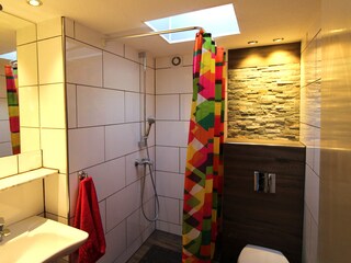 Bad mit Dusche + Fön