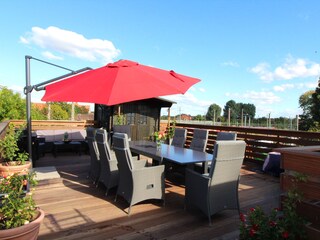 Gr. Dachterasse mit Lounge u. Grill