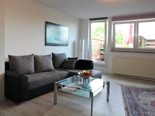 Wohnbereich mit direktem Zugang zur großen Dachterrasse