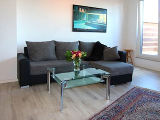 Wohnbereich mit direktem Zugang zur großen Dachterrasse