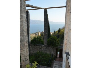 Blick aus der Limonaia auf die Kirche