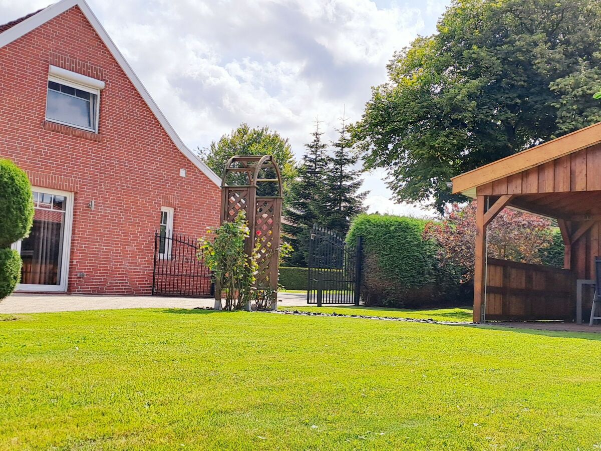 Haus Hinterseite mit Holzpavillon und  Garten